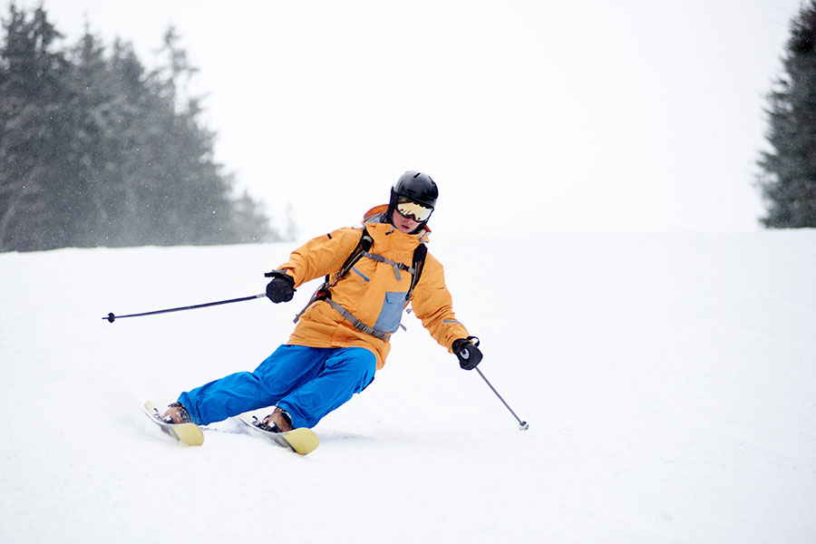foto esquiador haciendo slalom