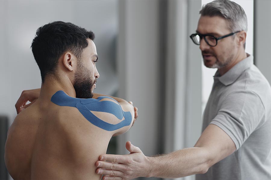 Fisio realiza tratamiento hombro