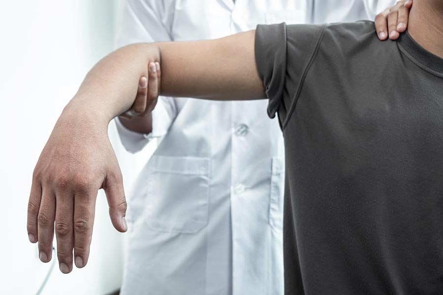 Médico examinando articulación tras ffractura clavicula