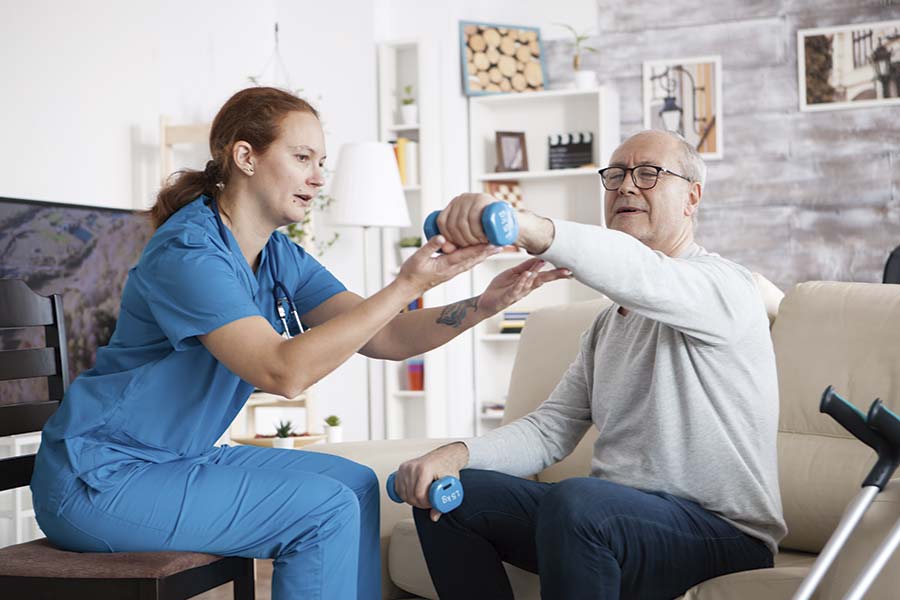 Fisioterapeuta readaptando ejercicios